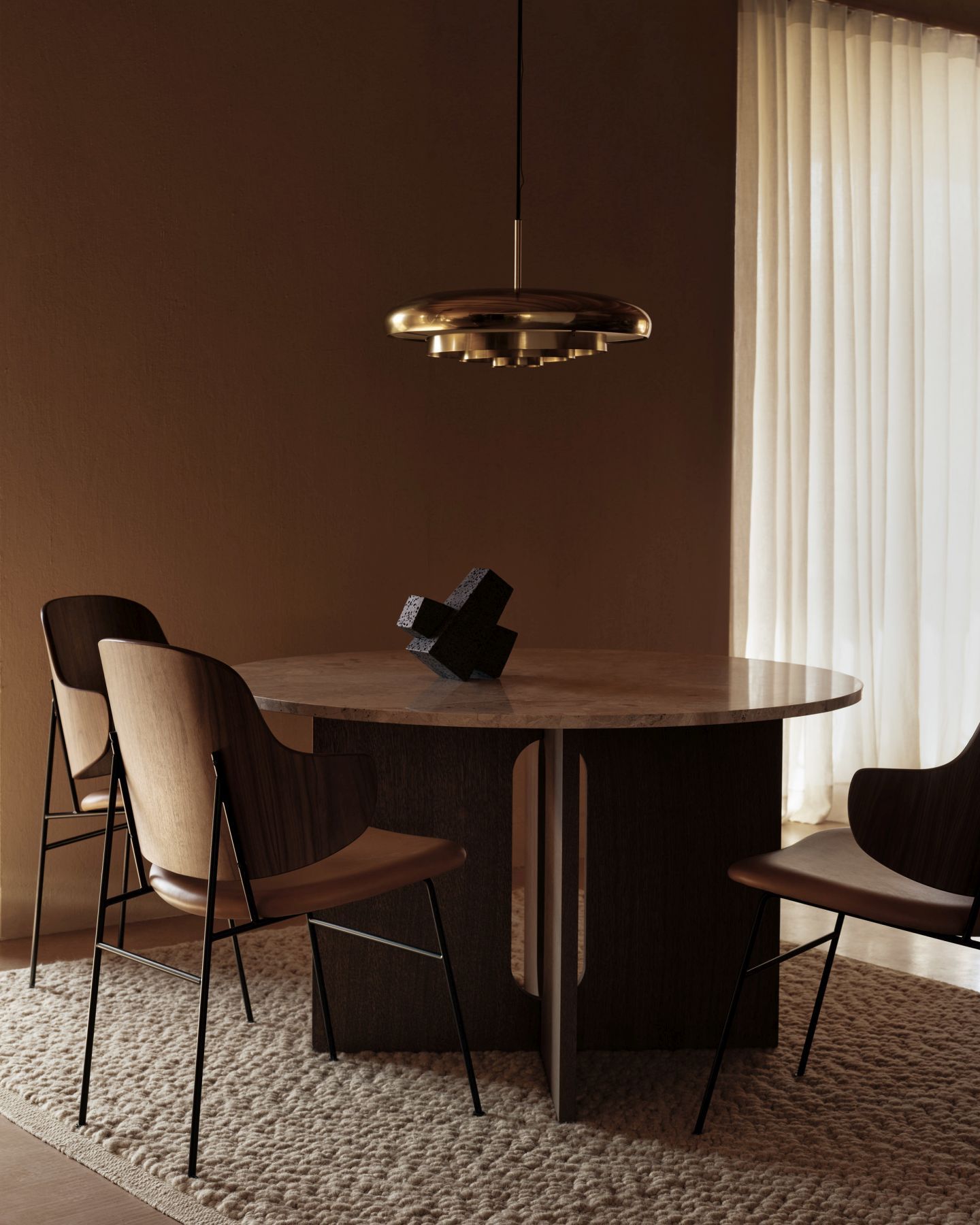 Converge Buchstützen von Audo Copenhagen auf einem runden Marmortisch in einem Esszimmer.