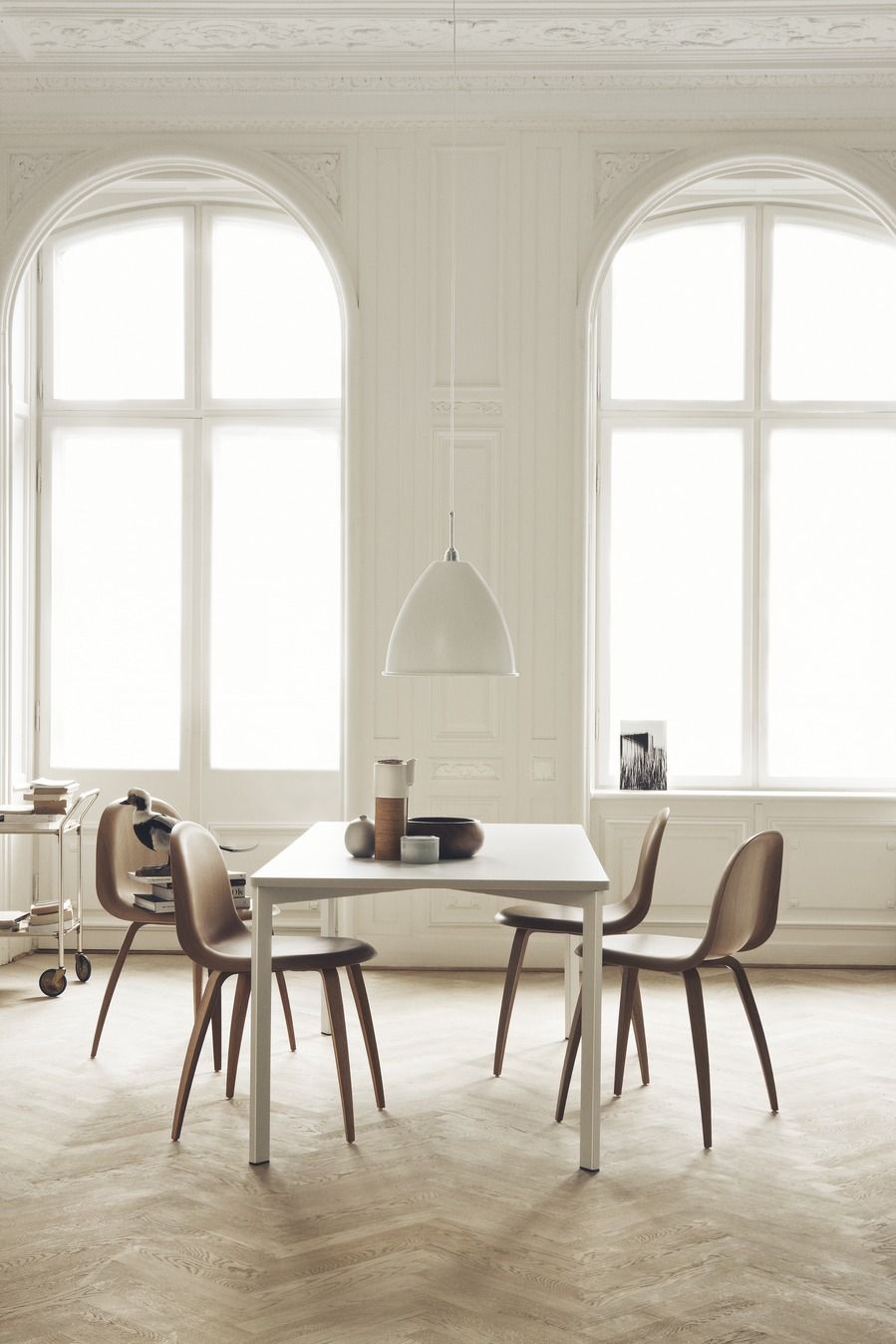 Bestlite Pendelleuchte in Schwarz und Messing von Gubi über Esstisch. Design Lampe für Wohnraum.