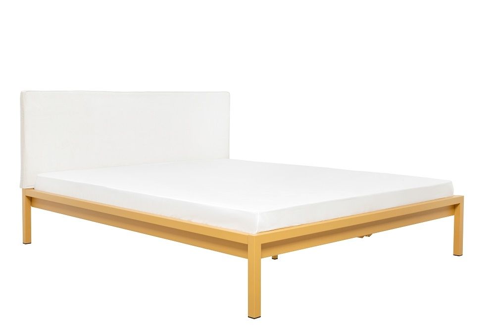 Pure Bett mit Stahlrahmen in Sandgold und weißem Polsterkopfteil von Hans Hansen.