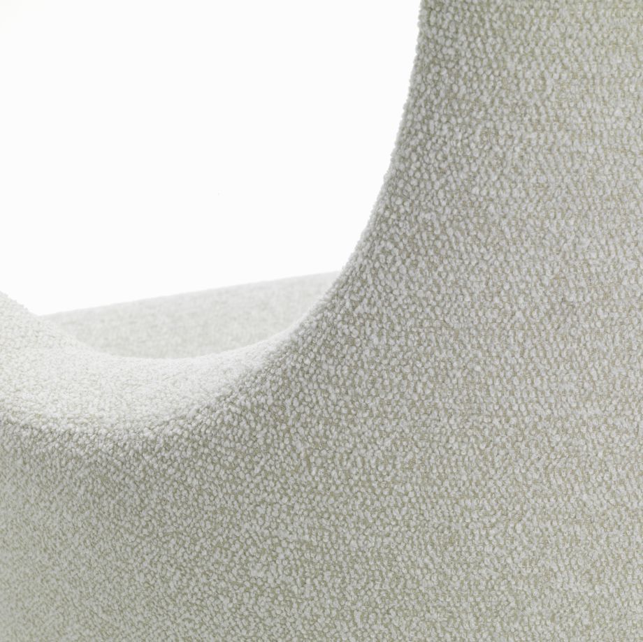 Detailaufnahme des Vitra Grand Repos Sessels in Elfenbein/Perle, Poliert, mit hochwertigem Nubia-Stoffbezug.