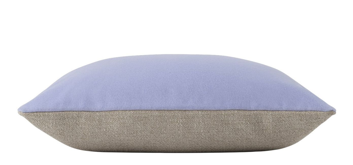 Mingle Cushion Kissen von Muuto, hellblaues Dekokissen mit beigem Bezug, modernes Wohnaccessoire.