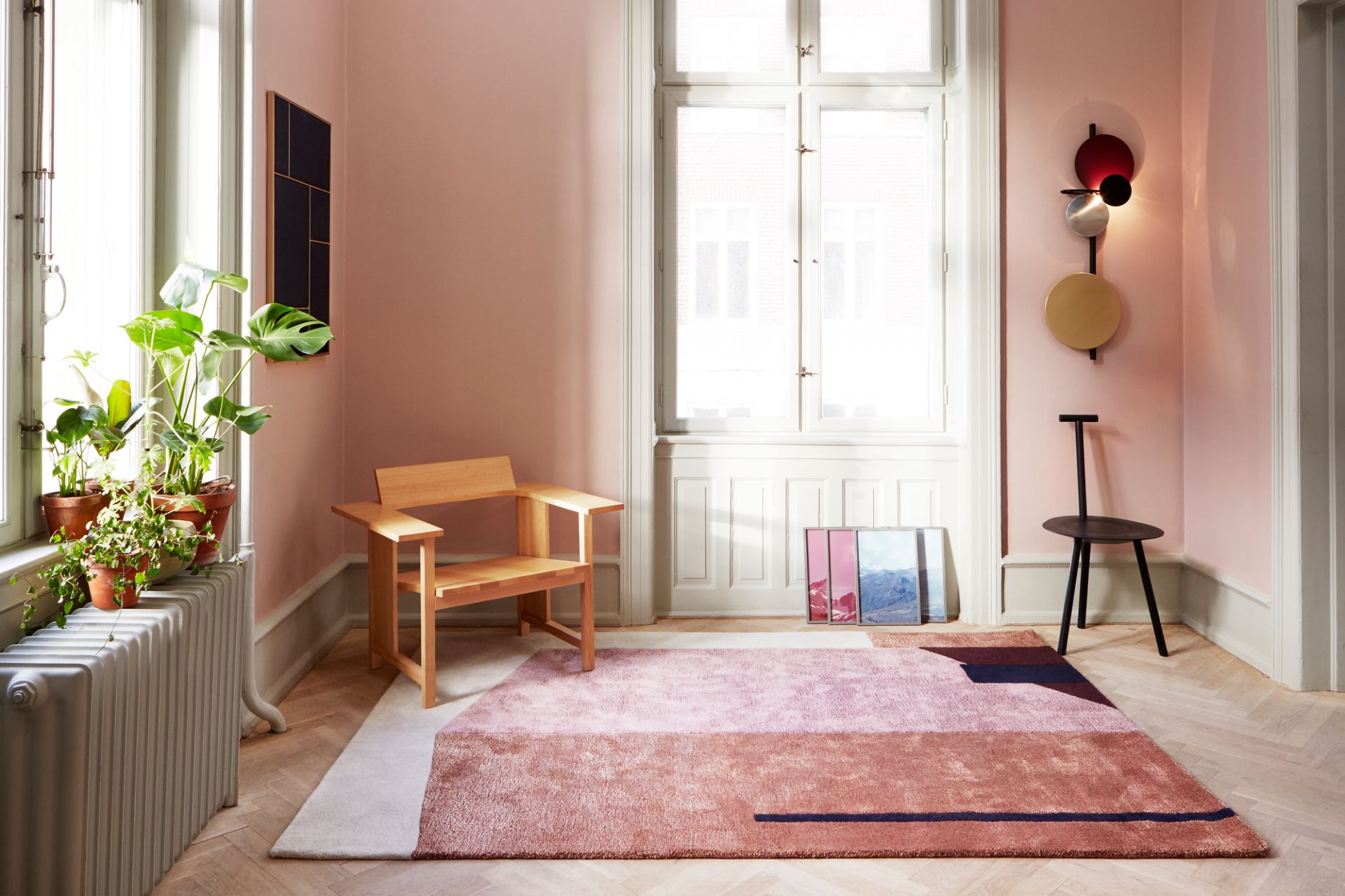 Arqui Teppich von Please Wait to be Seated, 300x200 cm, in einem hellen Wohnraum.