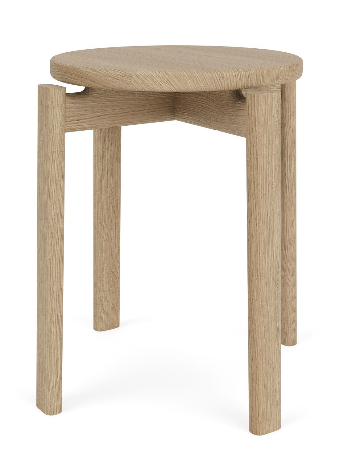 Audo Copenhagen Passage Stool Hocker aus hellem Eichenholz, runde Sitzfläche und drei Beine.