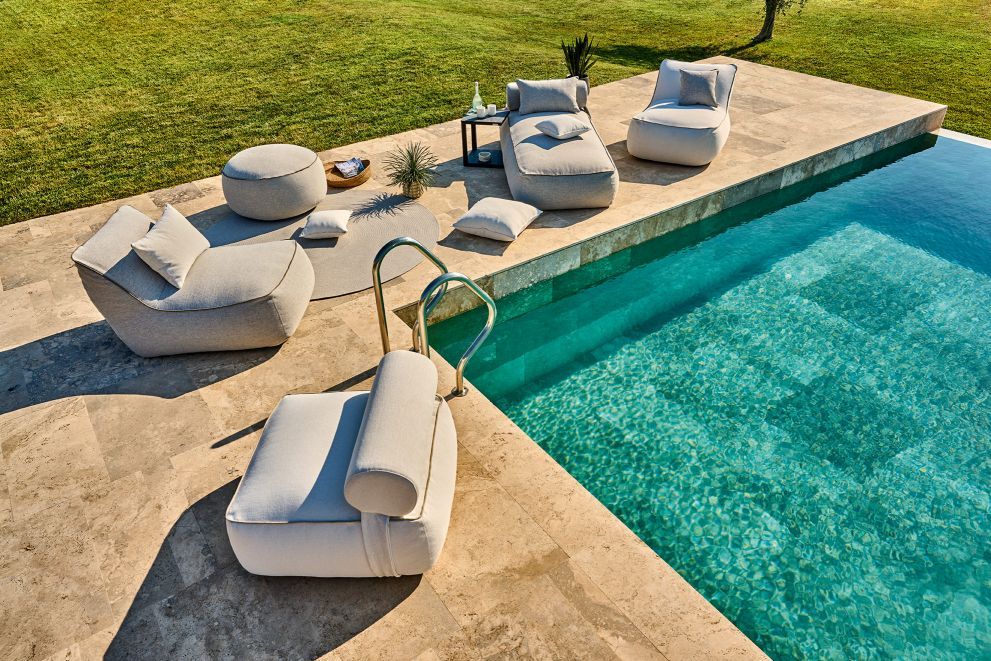 Maliha Lounge Bett Outdoor Weishäupl Pebble in Pebble am Pool, Outdoor Lounge Möbel.