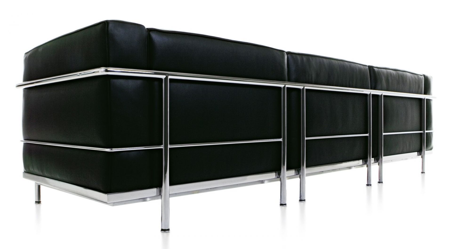 Schwarzes Cassina 3 Fauteuil Grand Confort Dreisitzer Sofa mit verchromtem Stahlrohrgestell, seitliche Ansicht.