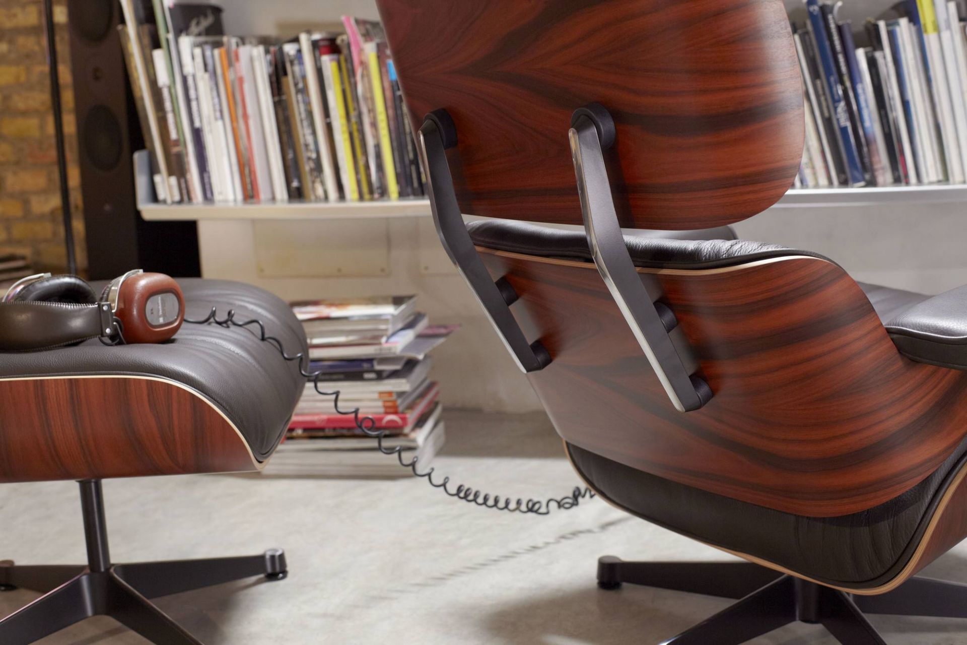 Detailaufnahme Eames Lounge Chair mit Ottoman, Premium Leder, Palisanderholz, Designklassiker.