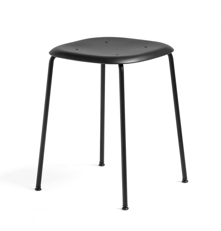 Schwarzer Soft Edge Hocker von Hay mit minimalistischem Design und Stahlbeinen, ideal für Küche und Bar.