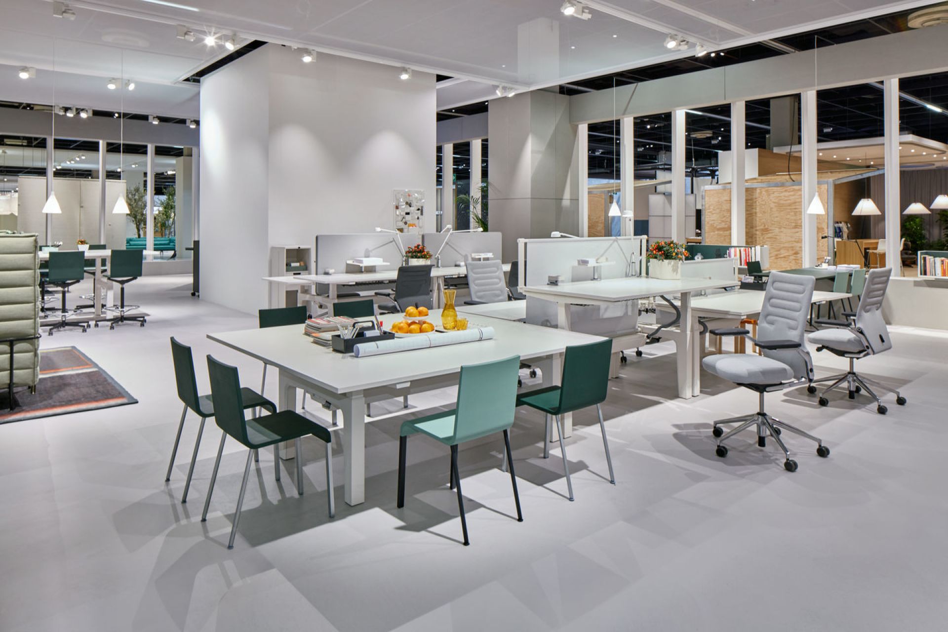 Helle Bürolandschaft mit mehreren .03 Stühlen von Vitra in Grün und Bürotischen.