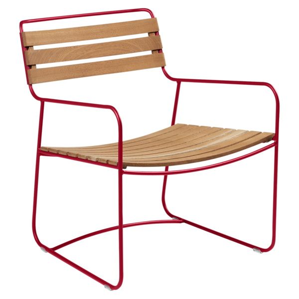 Surprising Sessel von Fermob für den Außenbereich, rotes Metallgestell mit Holzlatten, bequemer Outdoor Sessel.