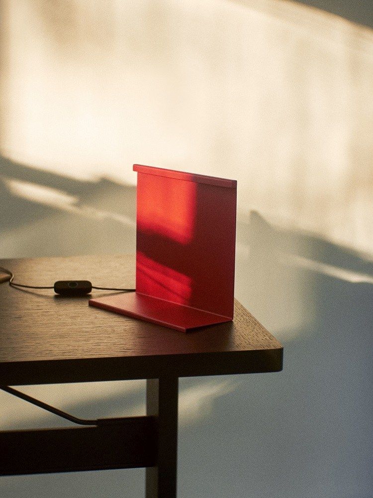 Roter Hay Passerelle Table Tisch auf dunklem Holztisch, minimalistisches Design mit Schatten.