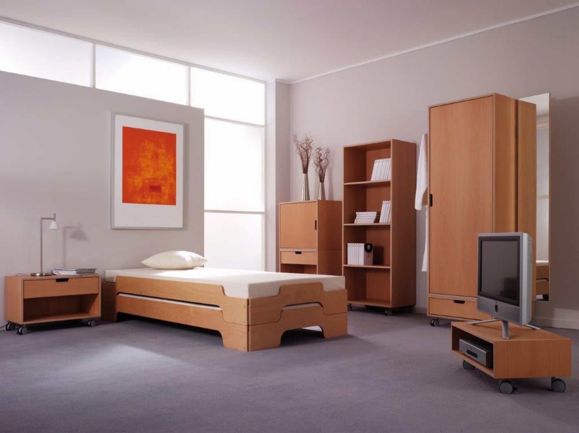 Stapelliege Nachttisch von Müller Möbelwerkstätten im Schlafzimmer mit passenden Holzmöbeln wie Schrank und Regal.