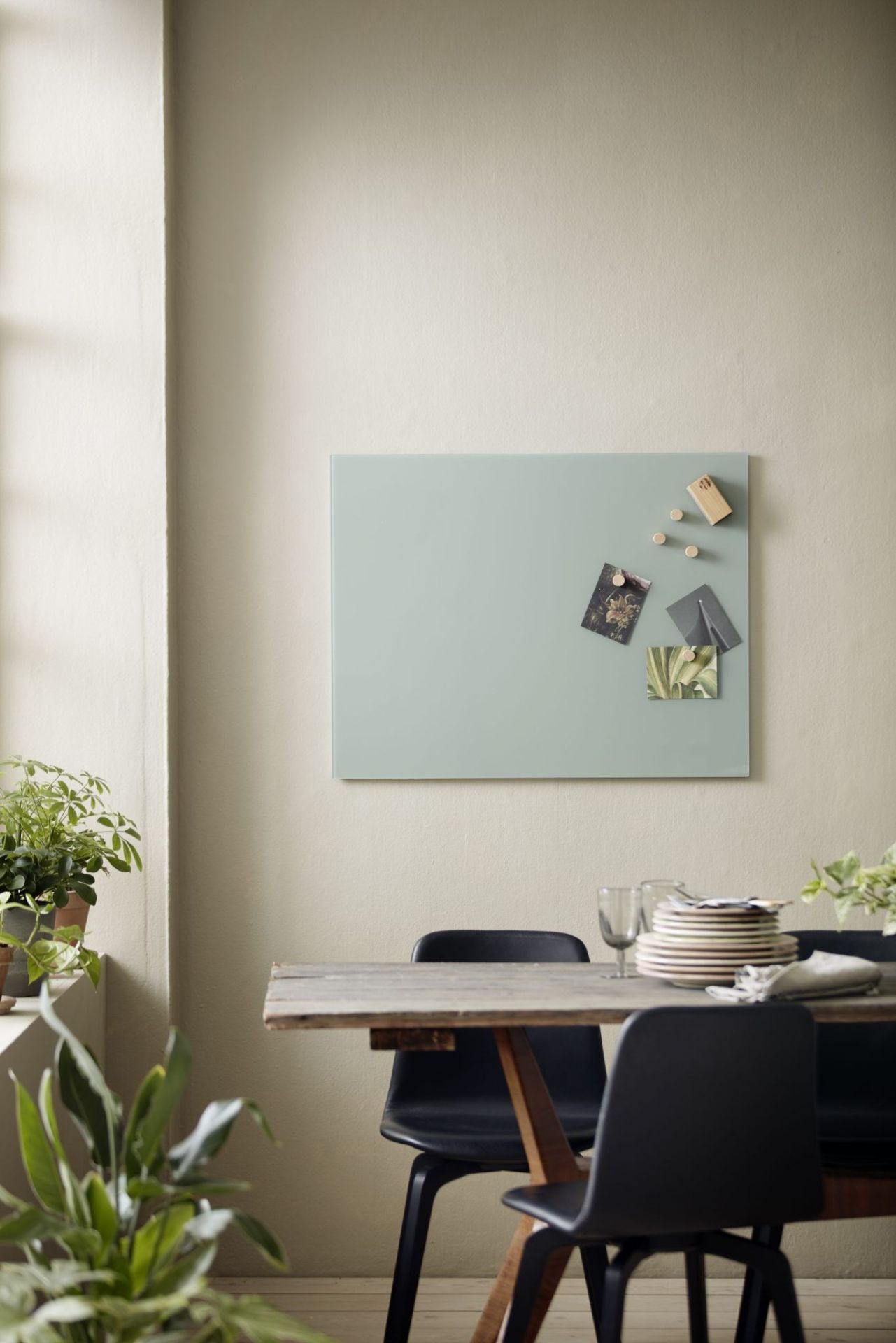Helle Chat Board Glastafel, magnetische Wandtafel in mintgrün mit Magneten und Fotos im Esszimmer.
