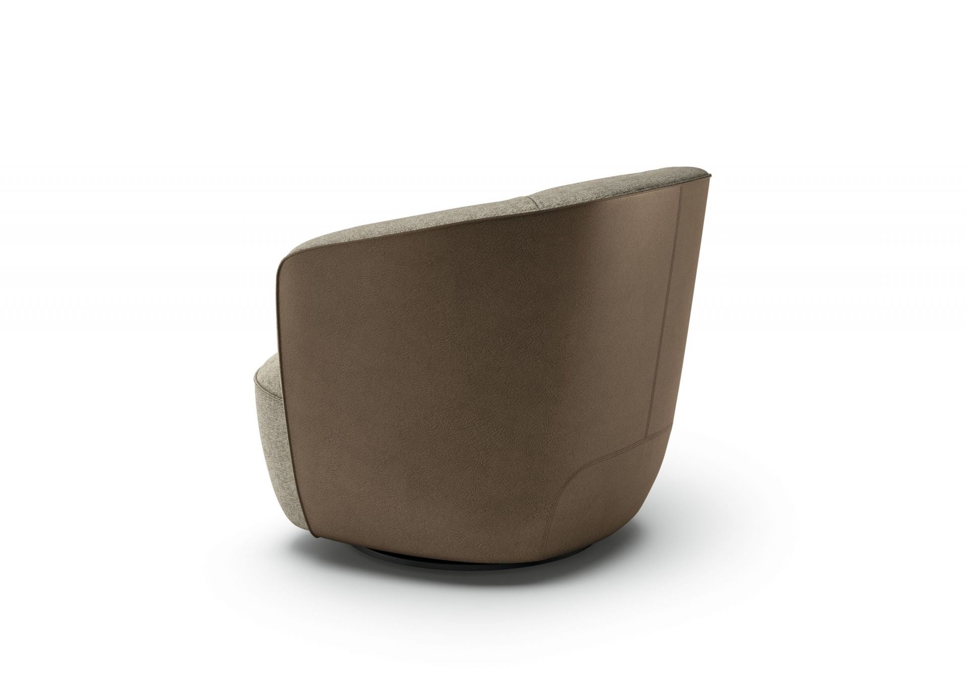 Rückansicht des Ishino Sessel von Walter Knoll mit braunem Leder und Stoffbezug.