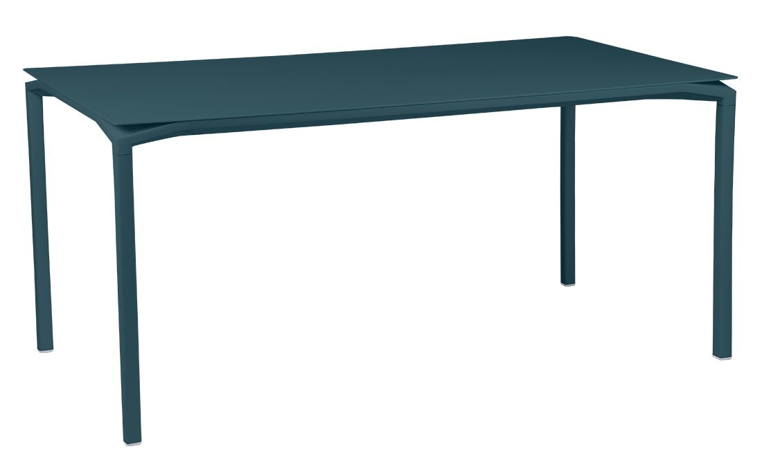 Blauer Calvi Tisch von Fermob für den Außenbereich, moderner Gartentisch aus Metall.