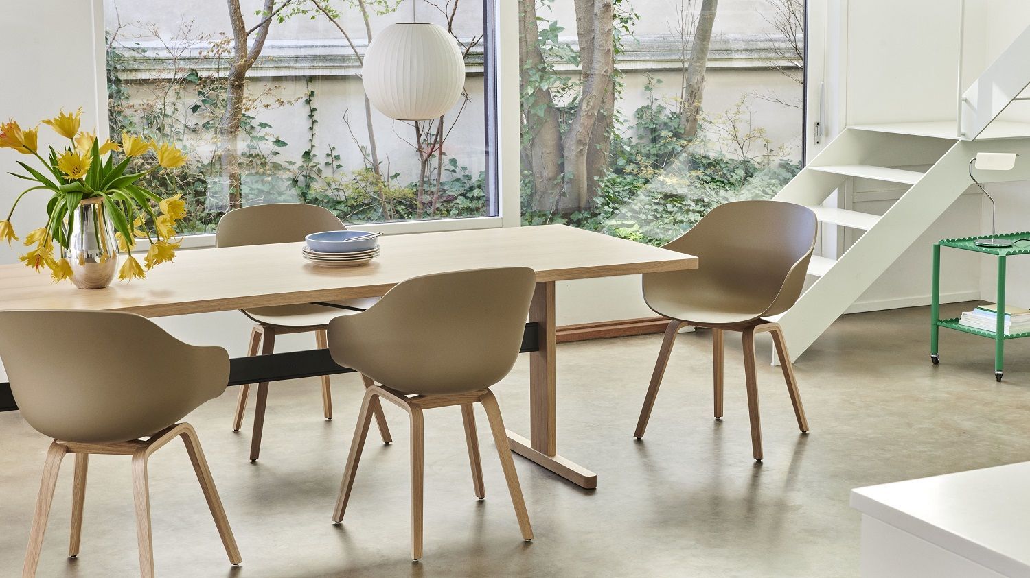 Esszimmer mit Holztisch und vier beigen About a Chair AAC222 Stühlen von Hay, modernes skandinavisches Design.