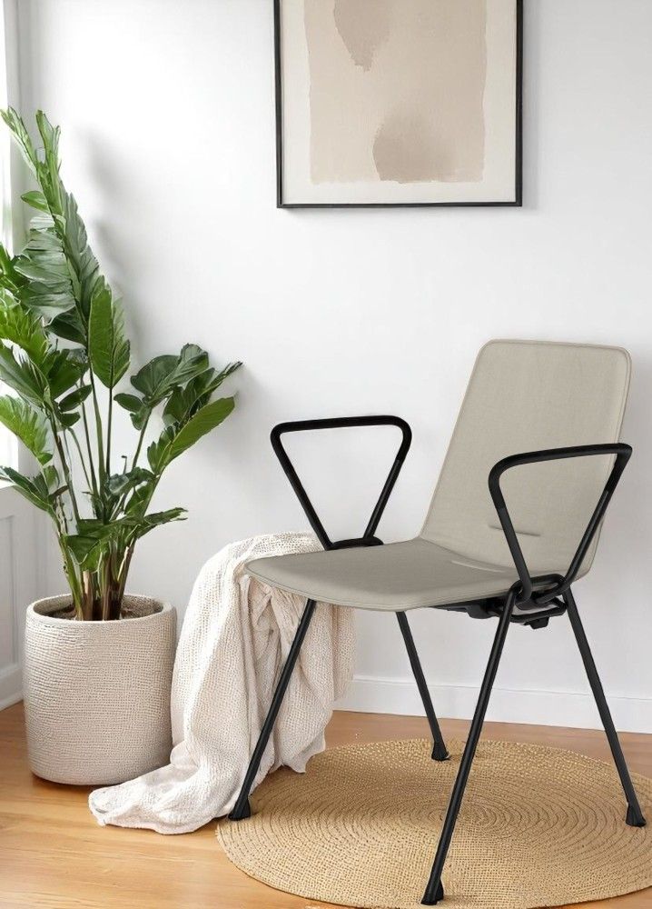 Moderner 1651 Yunity Armchair Armlehnstuhl von Walter Knoll in Beige mit schwarzem Metallgestell.