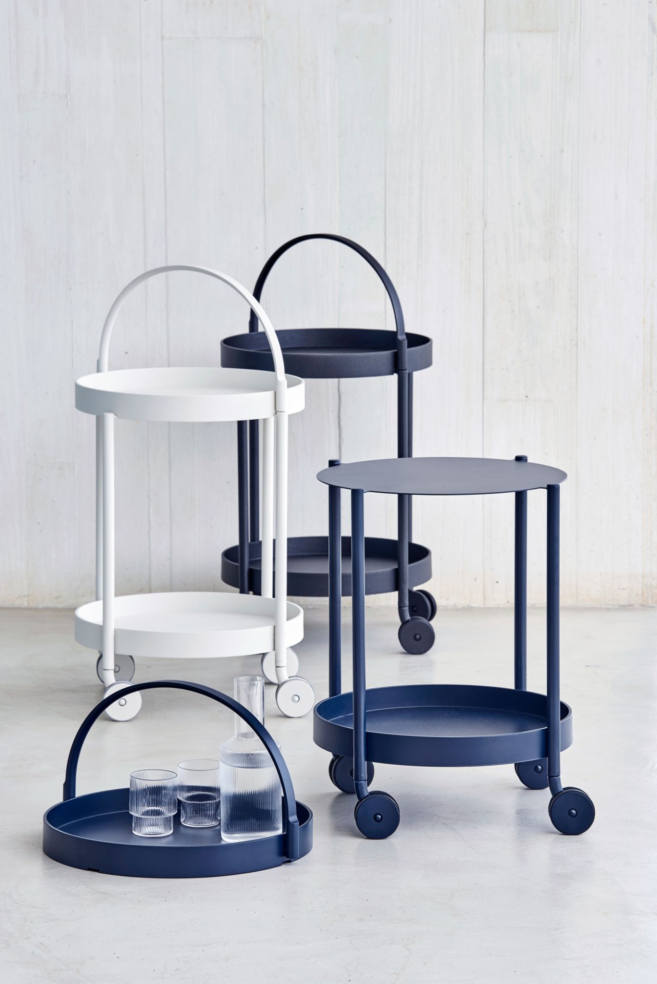 Cane-Line Roll Barwagen in Weiß, Schwarz und Blau, mit Gläsern, moderner Servierwagen.