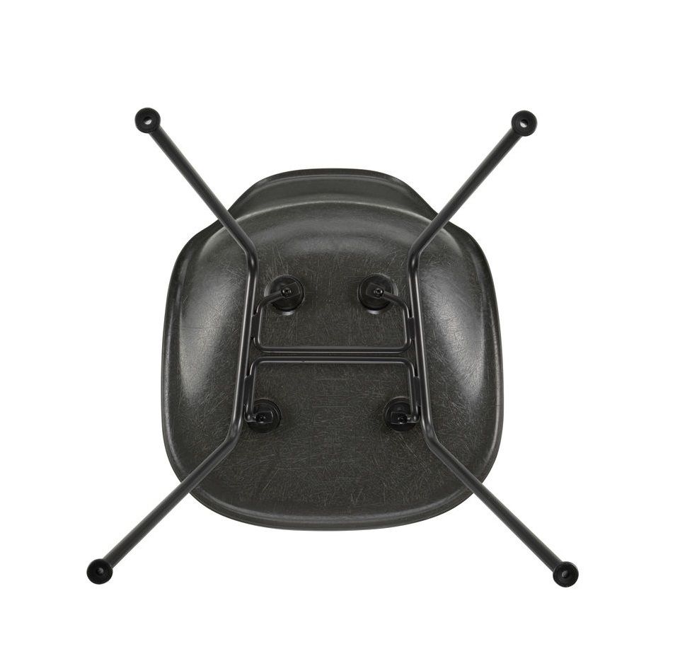 Detailaufnahme der Unterseite eines grauen Eames Fiberglass Chair DSX Stuhls von Vitra mit schwarzem Metallgestell.