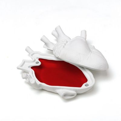 Geöffnetes "Love in a Box" Schmuckkästchen von Seletti in Herzform, weiß mit rotem Innenraum.