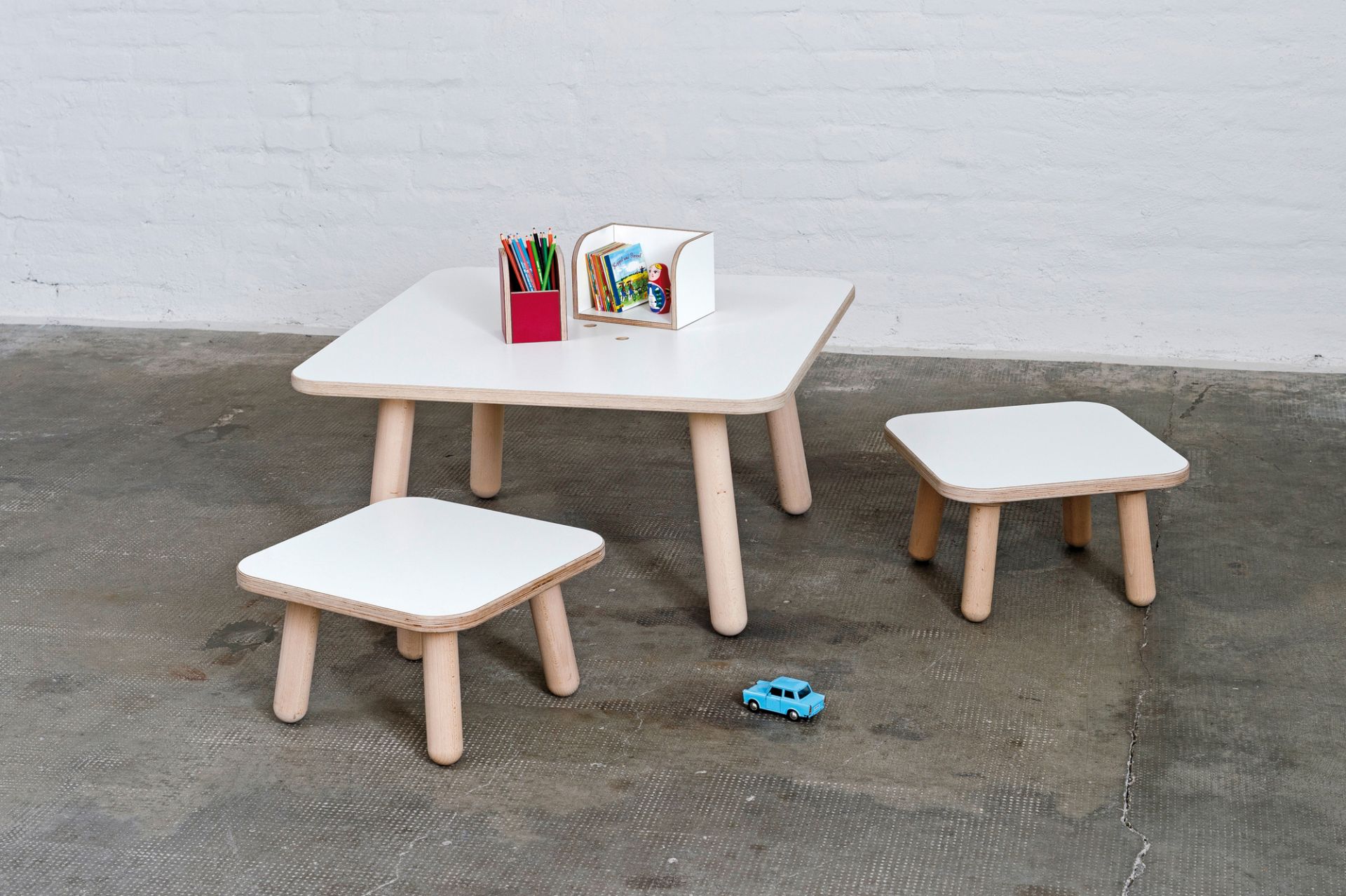 Growing Table Kindertisch weiß mit zwei Hockern, Bücher und Stifte. Kindermöbel für Kinderzimmer.