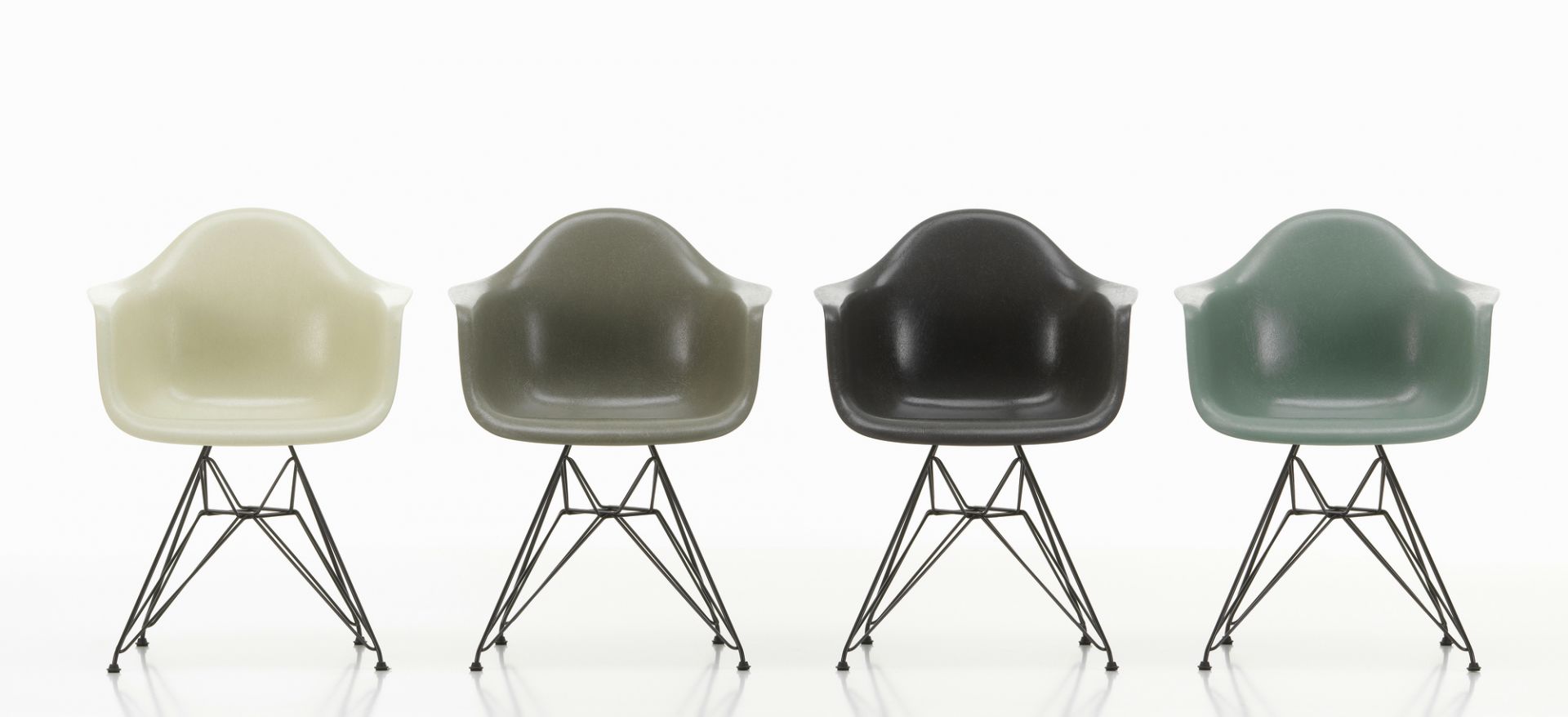 Vitra Eames Fiberglass Arm Chairs DAR in Beige, Grau, Schwarz und Grün auf Eiffel-Gestell.