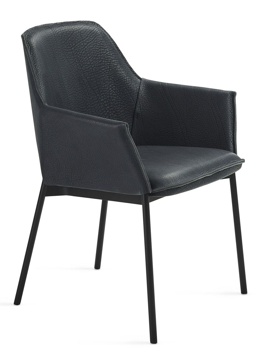 Grace Lounge Chair High von Freifrau Manufaktur, grauer Ledersessel mit Armlehne und schwarzem Metallgestell.