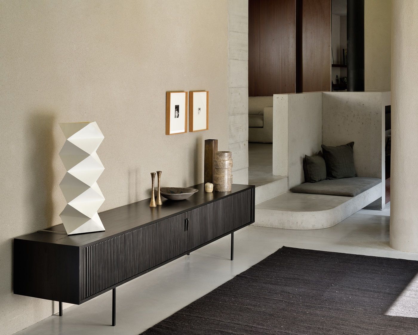 Schwarze Roller Max TV Anrichte aus Teakholz von Ethnicraft mit zwei Türen im modernen Wohnzimmer.