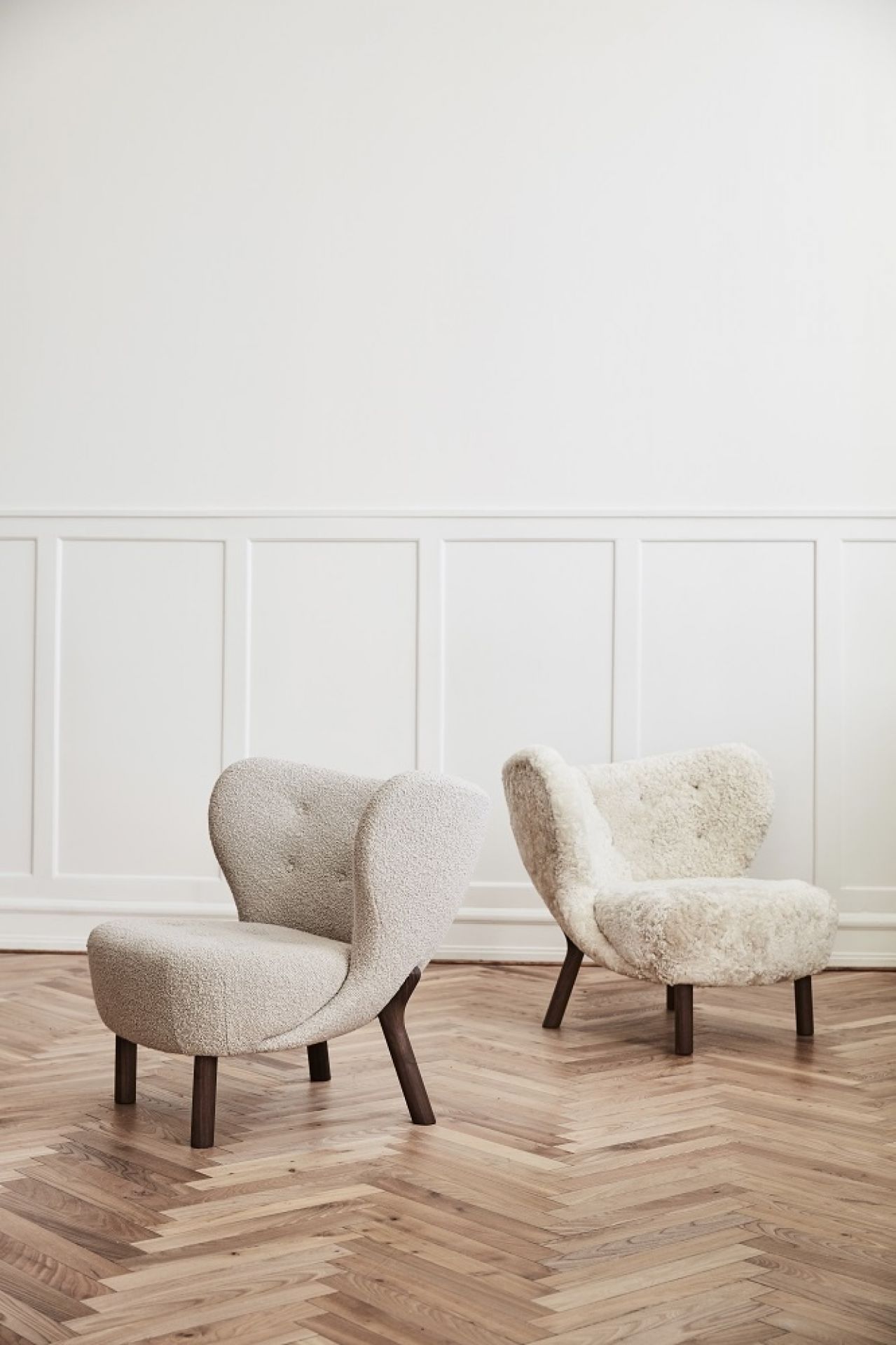 Zwei Little Petra Sessel von AndTradition, ein beiger Lounge Sessel mit Holzbeinen.