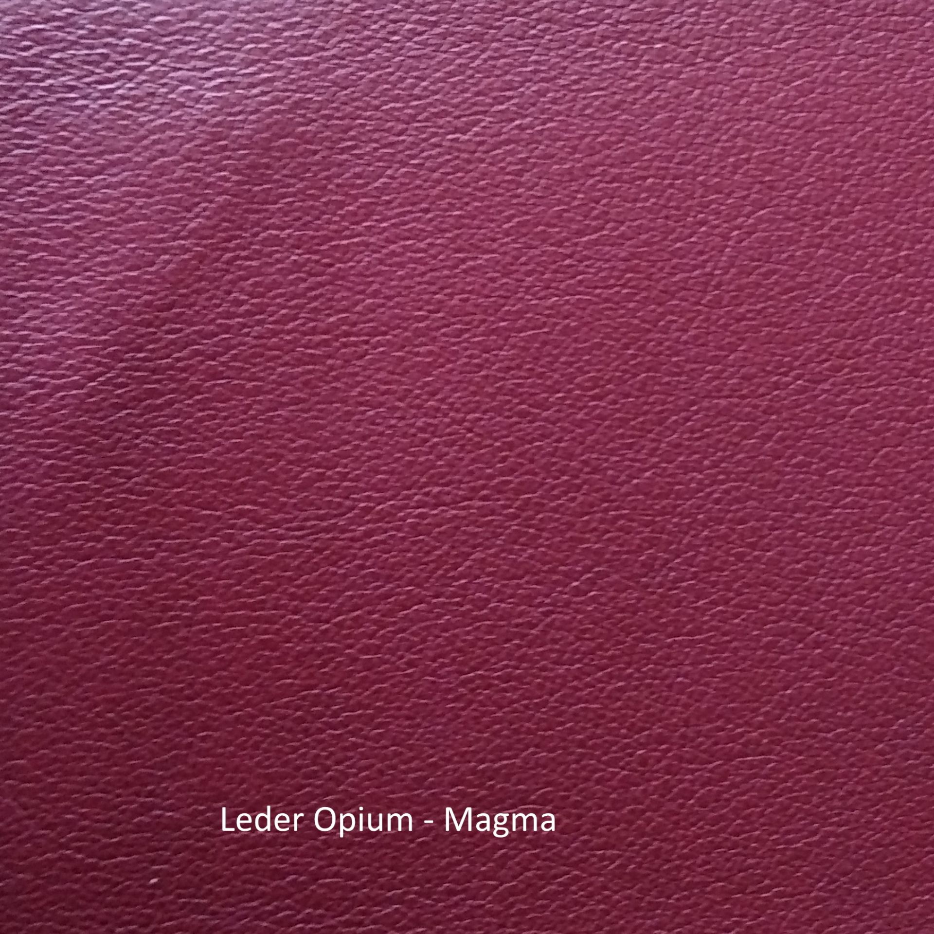Detailaufnahme des Ledermusters "Opium" in Magma-Rot von Freifrau Manufaktur, hochwertige Lederstruktur für Möbel.