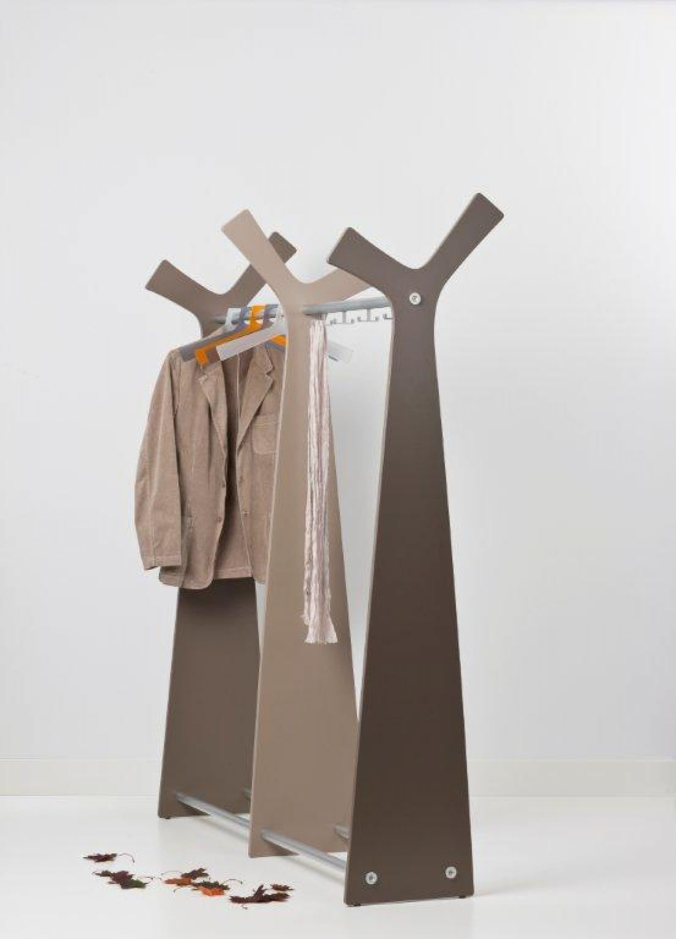 Forest Kleiderständer von Cascando in Braun- und Beigetönen mit Jacke und Schal. Moderner Garderobenständer für Büro und Zuhause.