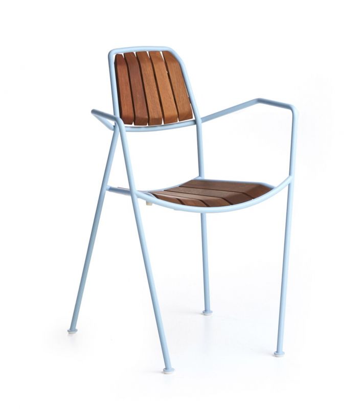 Osmo Teak Stuhl von Prostoria: Blauer Outdoor Stuhl mit Armlehnen und Teakholz-Sitzfläche.