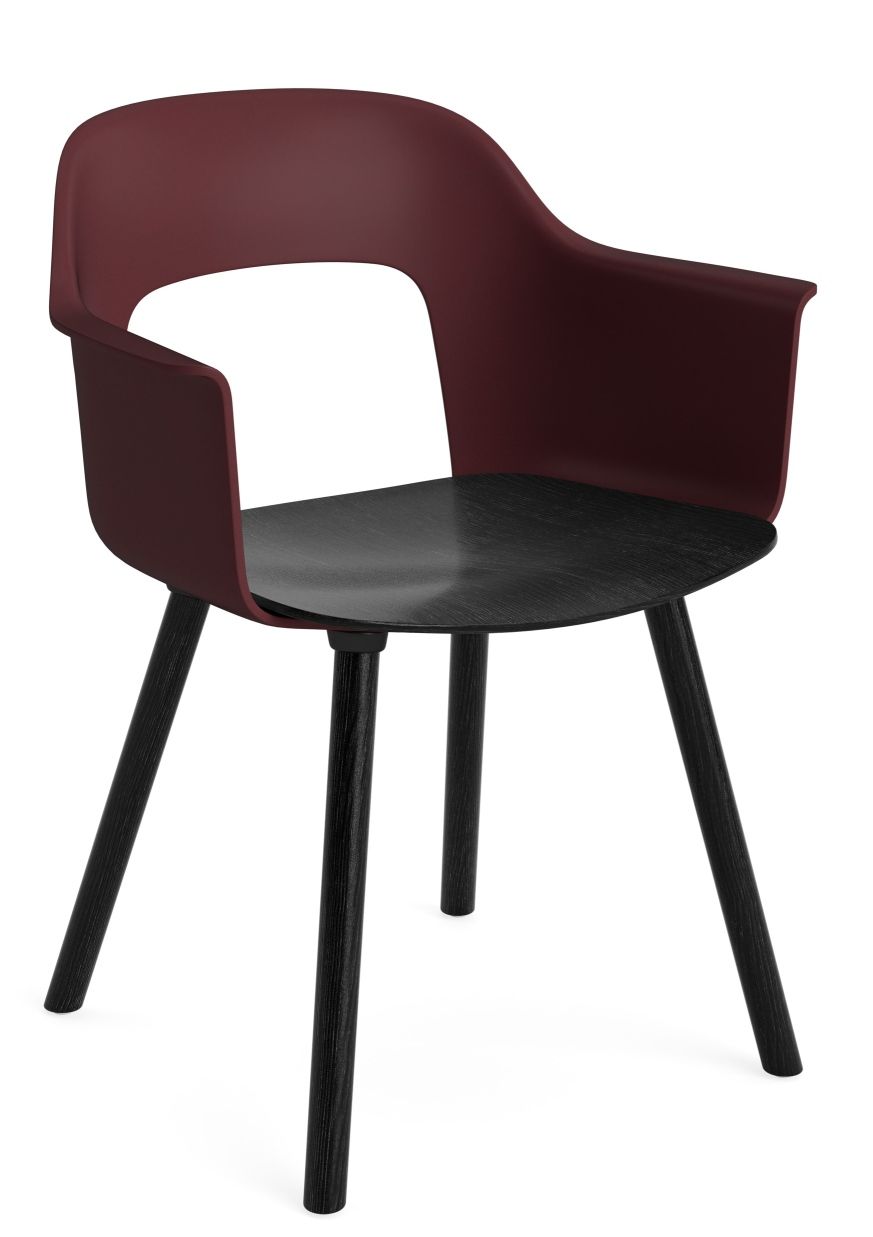 Layout Armchair 222 von Hay, Armlehnstuhl in Bordeauxrot mit schwarzem Holzgestell, modernes Design.