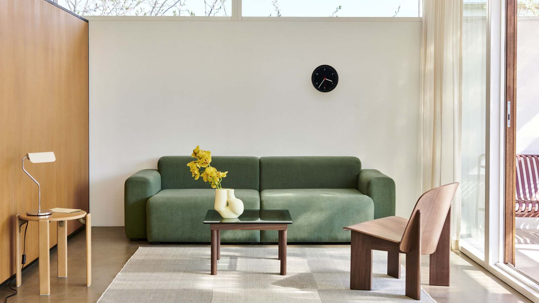 Grünes Mags Sofa 2,5-Sitzer mit niedrigem Armteil im Wohnzimmer, modernes Design Sofa.