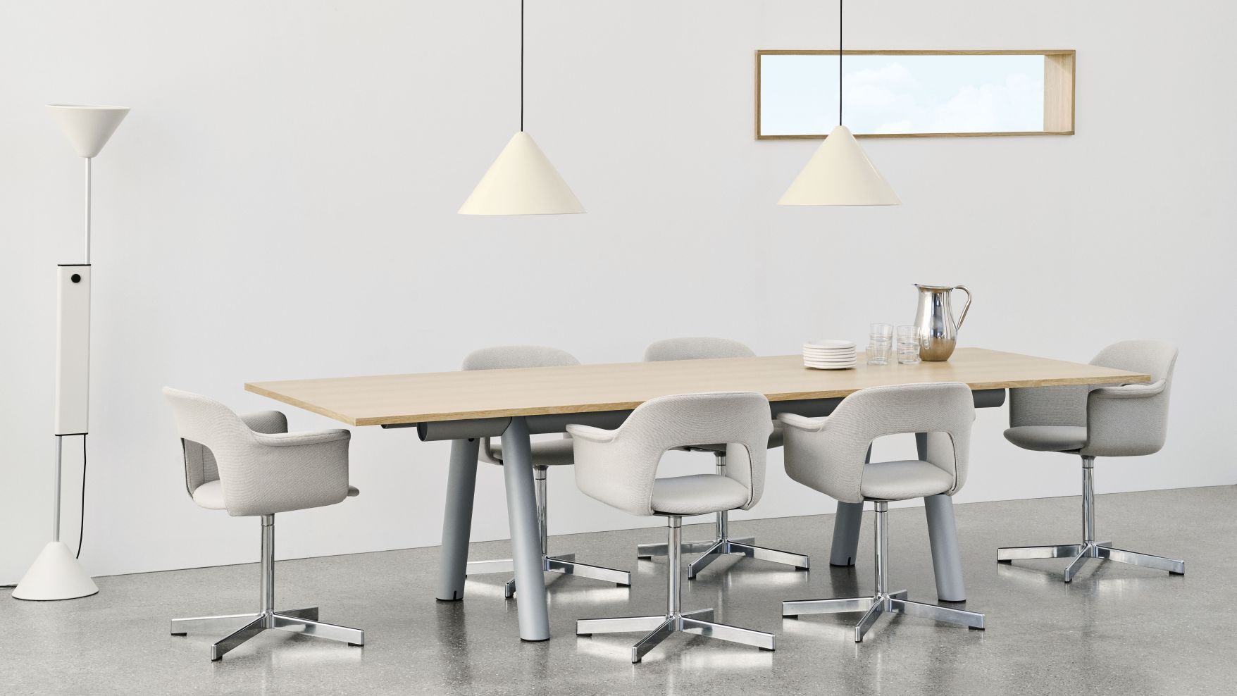 Esstisch mit sechs grauen Hay Armlehnstühlen Modell Layout Armchair 234, moderne Büromöbel und Konferenzbestuhlung.