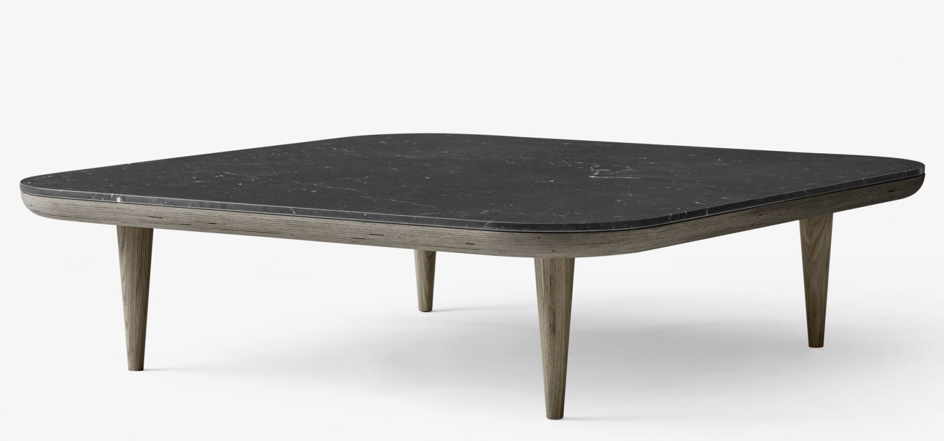 Fly Table Couchtisch von AndTradition mit schwarzer Marmorplatte und Holzgestell auf weißem Hintergrund.