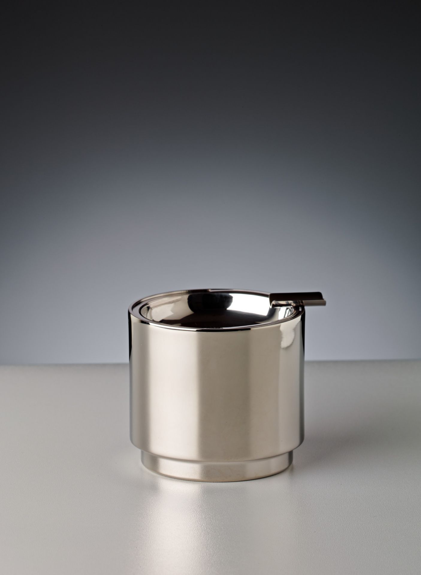 MB 23 Aschenbecher von Marianne Brandt für Tecnolumen: Edelstahl Aschenbecher mit Kippvorrichtung. Designklassiker.