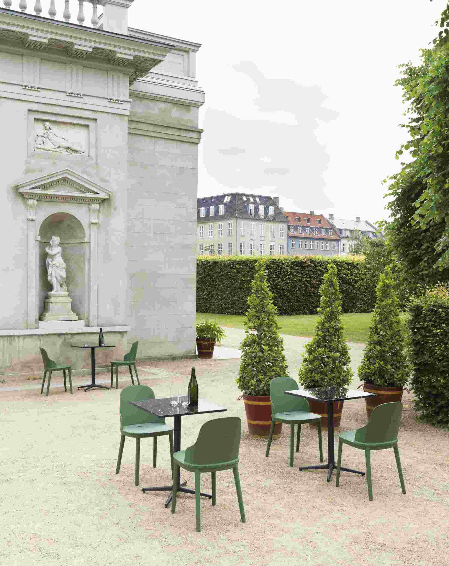 Grüne Allez Stühle von Normann Copenhagen im Garten, moderne Gartenstühle für den Außenbereich.