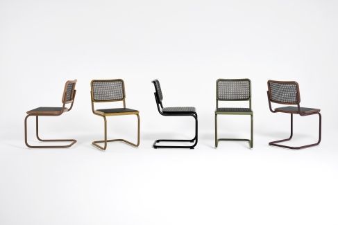 Produktbild: Fünf S 64 Freischwinger Stühle von Thonet in verschiedenen Farben auf weißem Hintergrund.