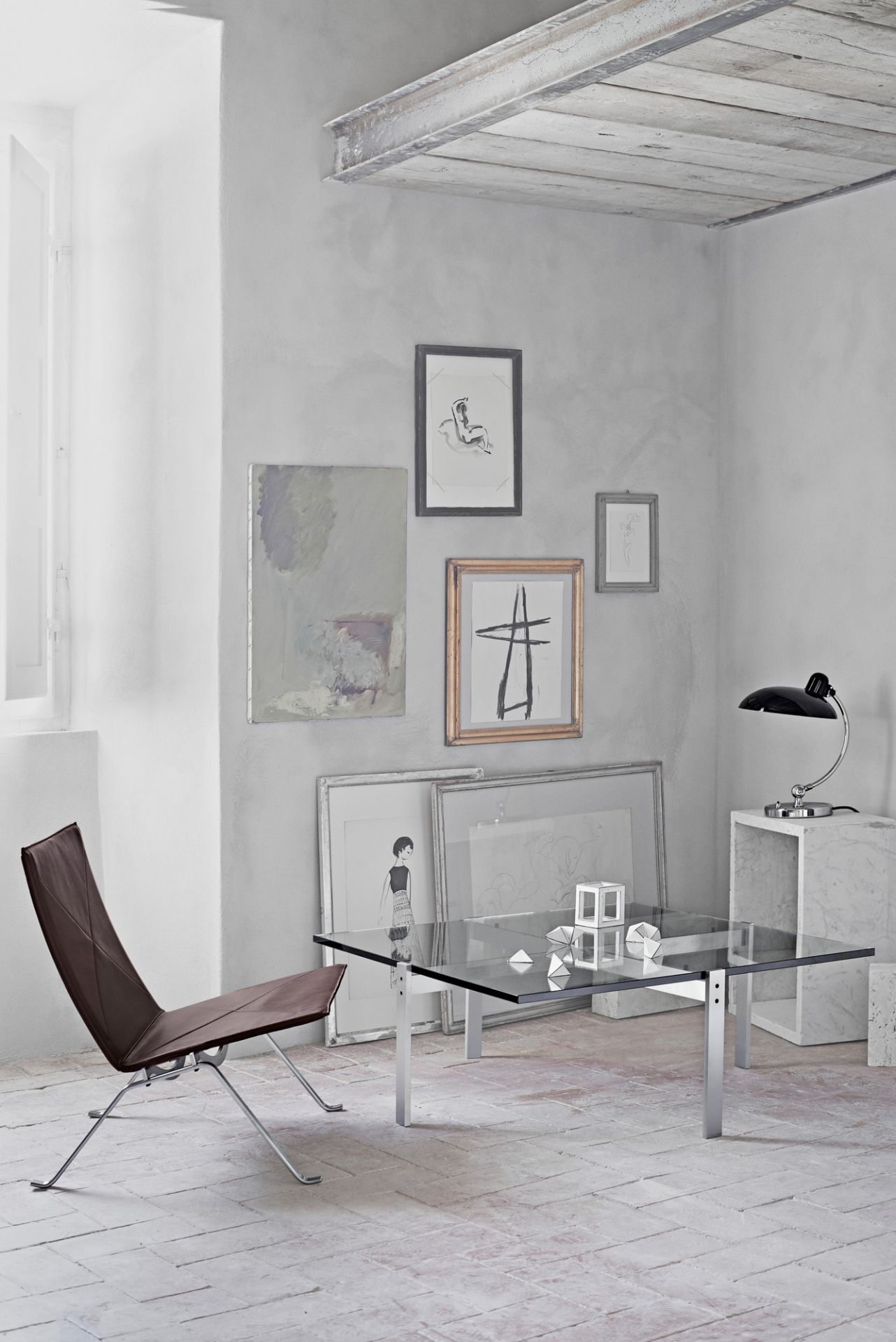 Interieur mit Kaiser idell Tischleuchte, Designklassiker in Schwarz, auf Marmortisch.