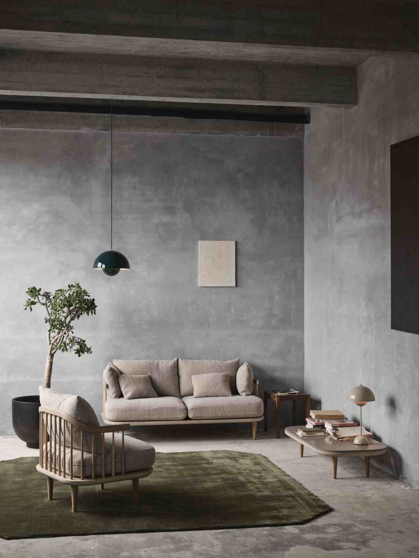 AndTradition Fly Couchtisch aus Eiche im modernen Wohnzimmer mit Sofa, Sessel und Teppich.