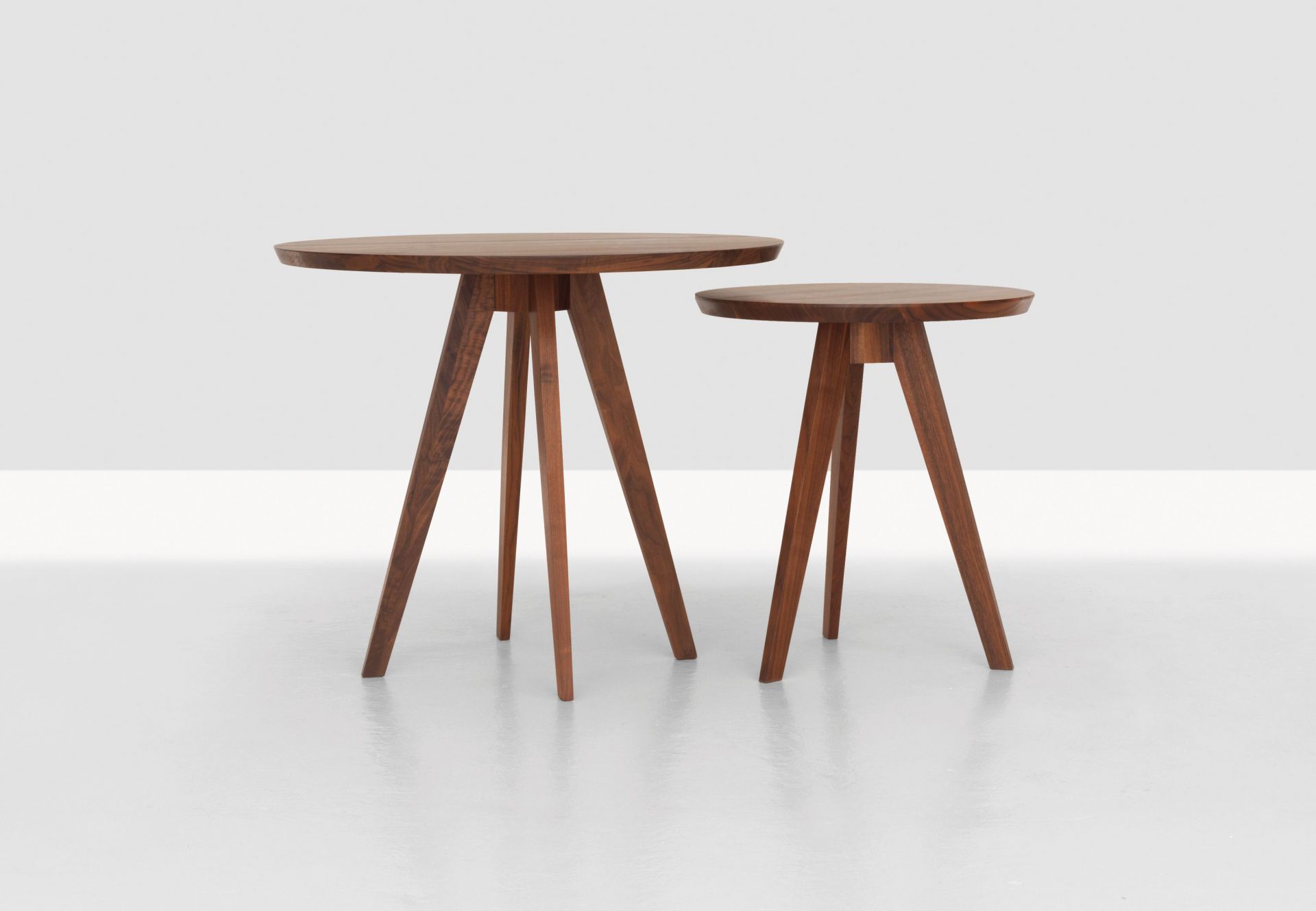 CENA Tisch: Zwei runde Holztische, Esstisch und Beistelltisch, modernes Design, drei Beine.