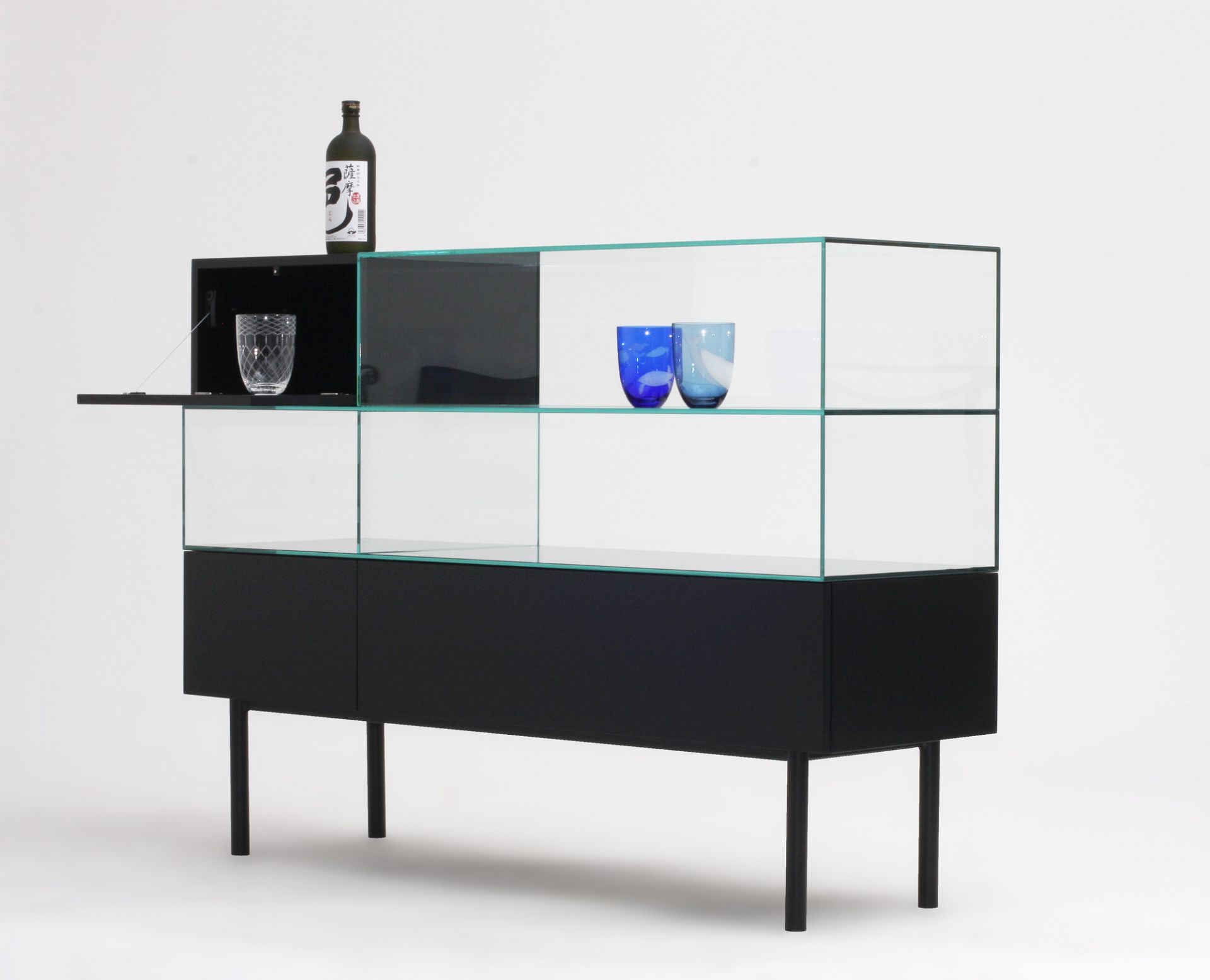 Tecta S4 Vitrine aus Glas und schwarzem Holz, minimalistisches Design mit Gläsern und Flasche.
