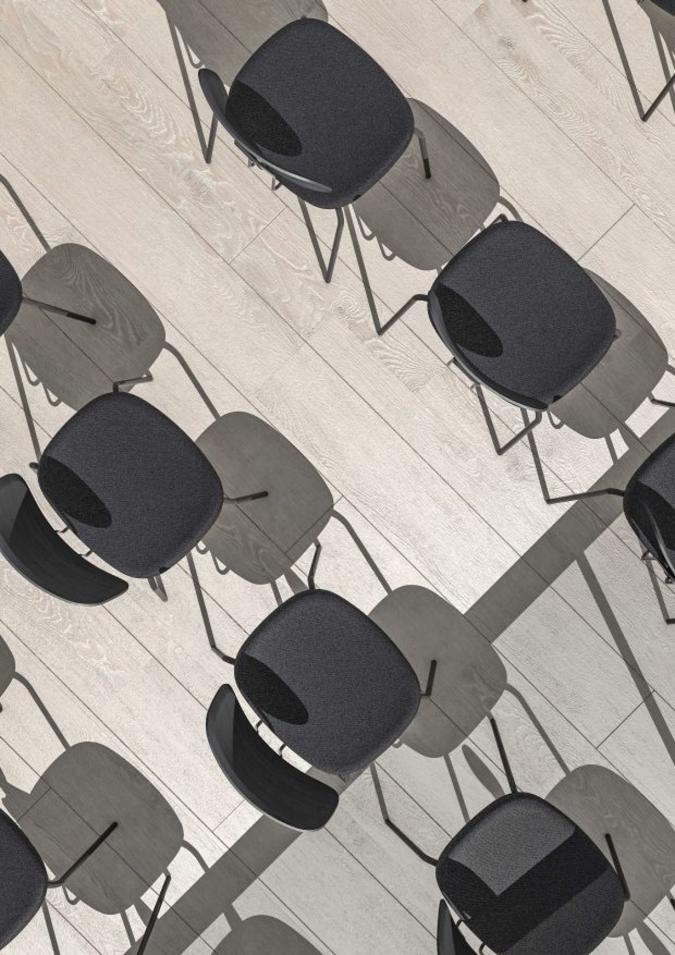 Draufsicht von mehreren Okito Ply Dining Chairs Stühlen mit grauem Sitzpolster und hellem Holzfußboden.