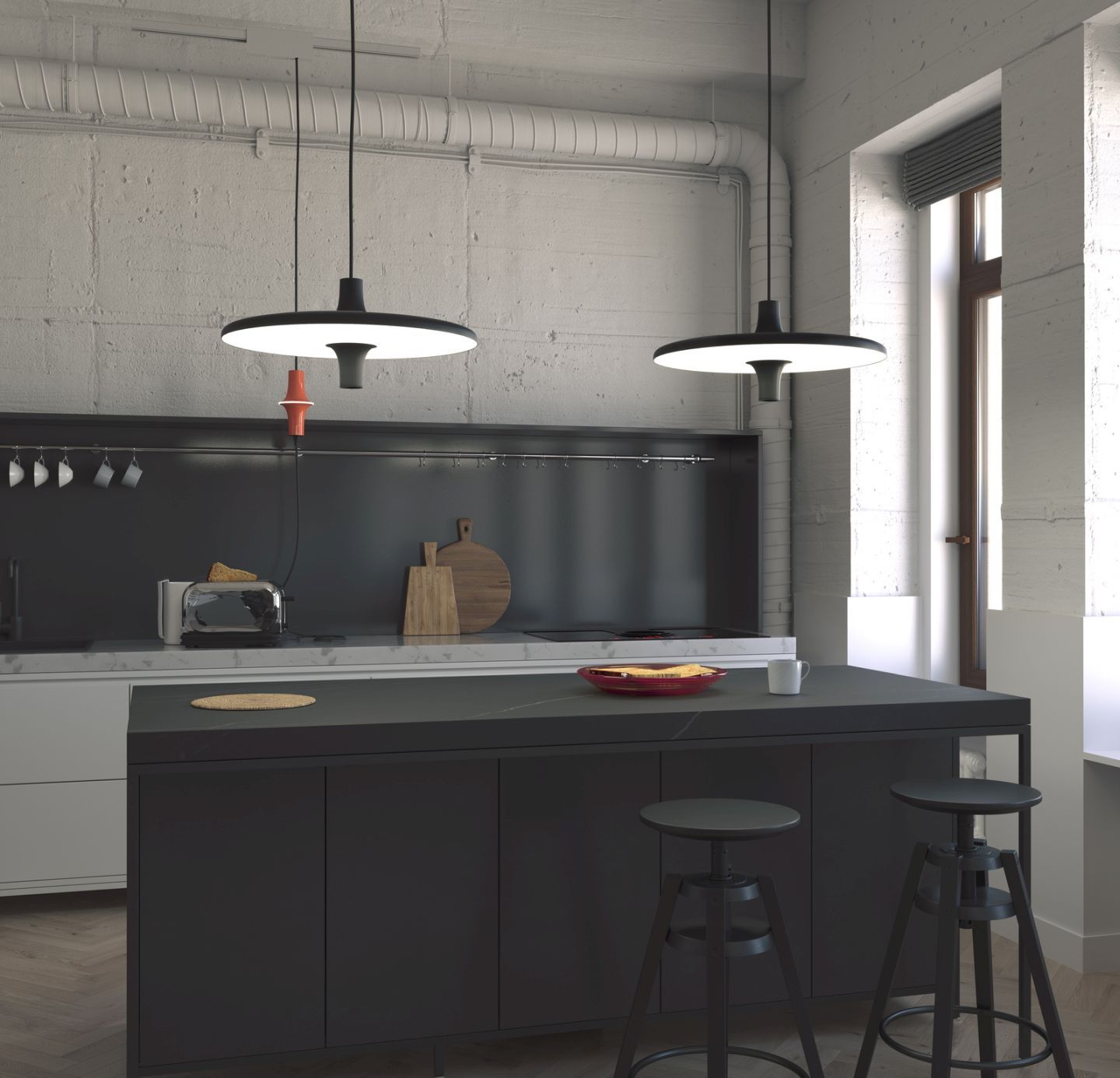 Moderne Küche mit zwei Avro Hängeleuchten von Martinelli Luce über einer schwarzen Kücheninsel mit Barhockern.