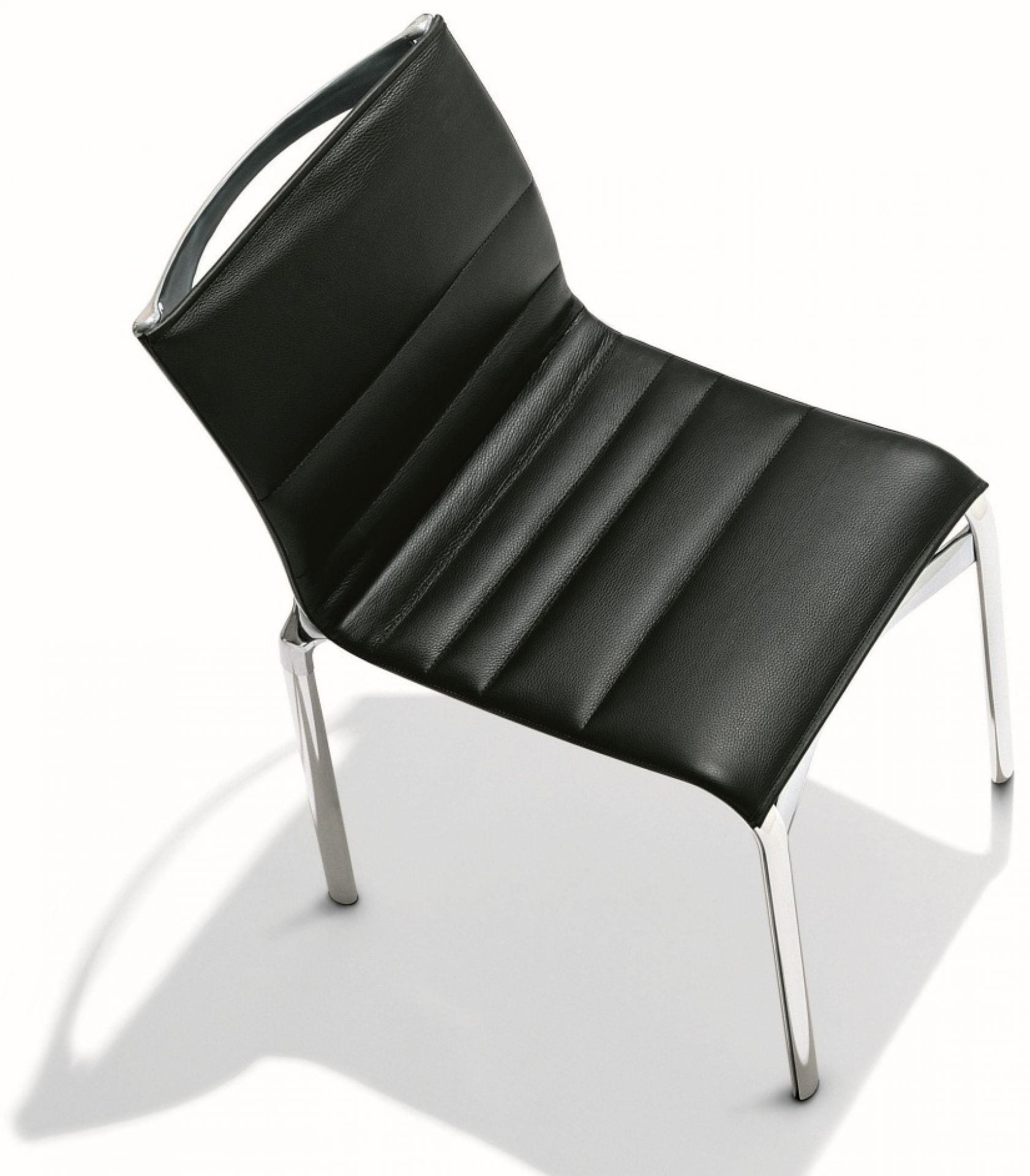 Highframe Stuhl Alias 416/417: Schwarzer Bürostuhl mit Lederbezug und verchromtem Metallgestell, modernes Design.