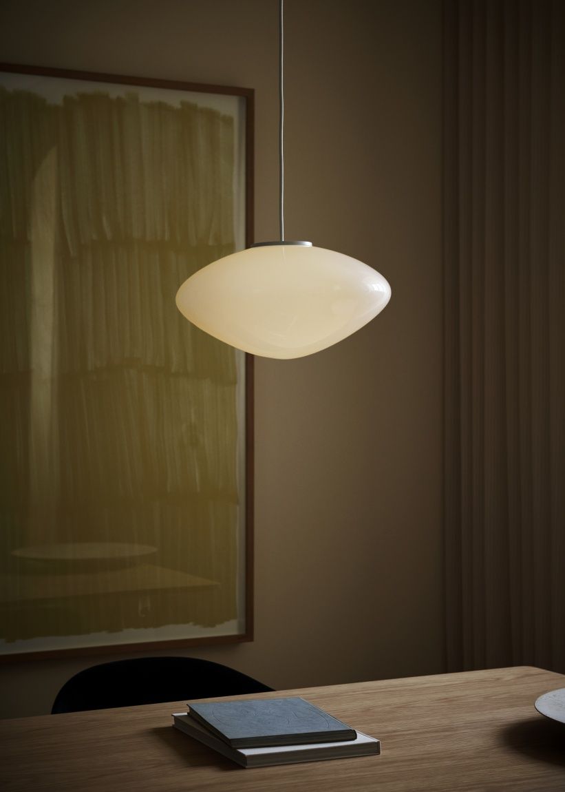 AndTradition Mist AP16 Pendelleuchte aus Opalglas, modernes Design für Wohnzimmer und Esszimmer.