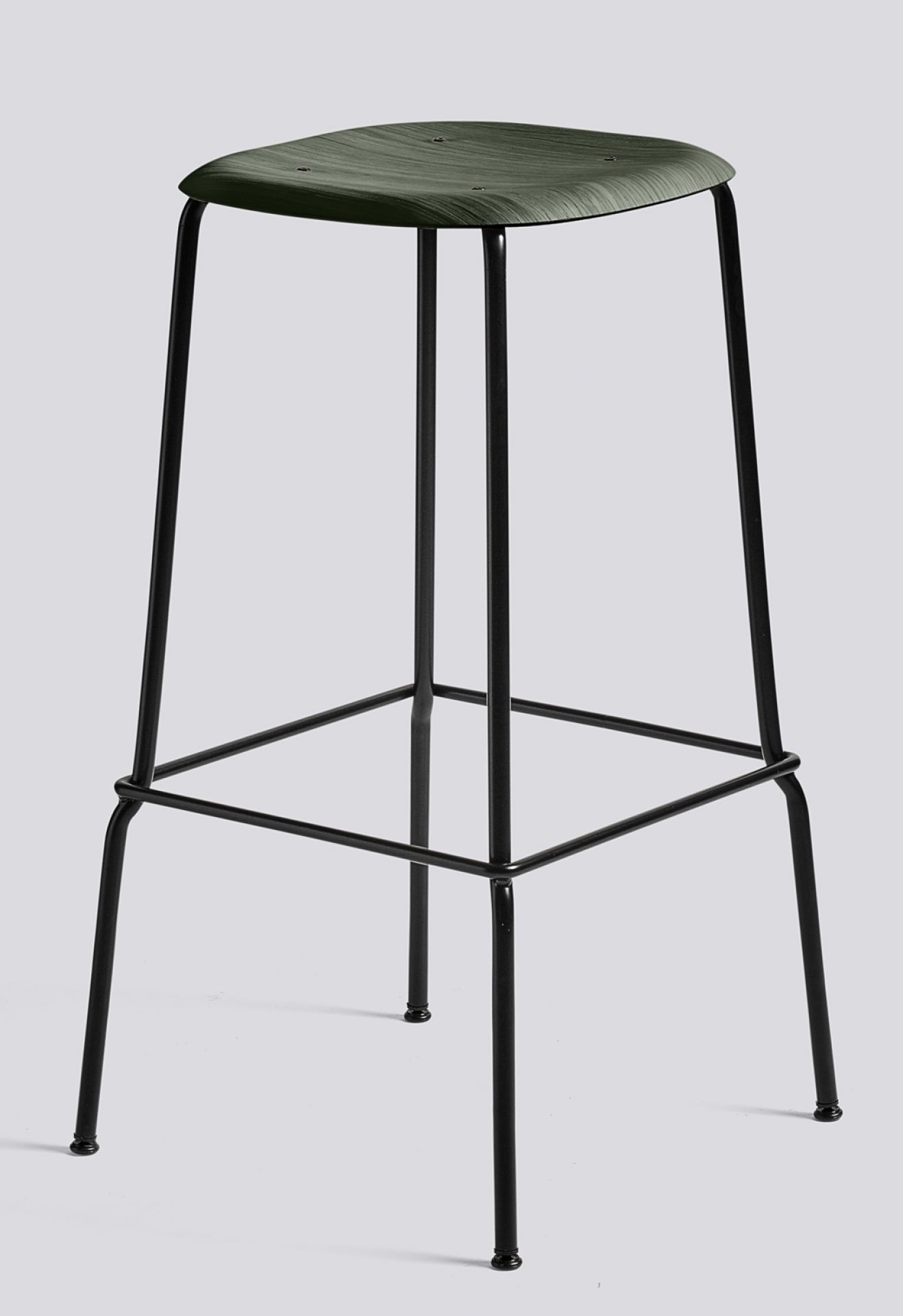Soft Edge Hocker von Hay mit schwarzem Metallgestell und grünem Holz-Sitz.