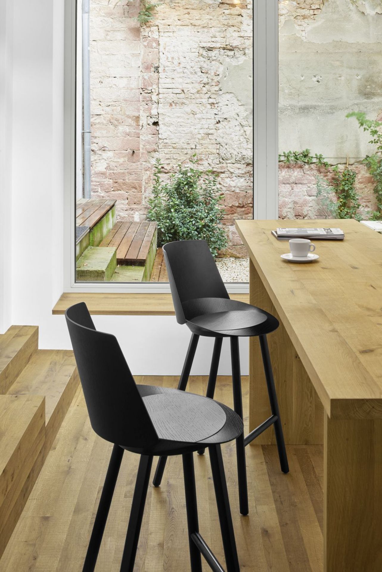 Zwei ST10 Jean Hocker von e15 mit Rückenlehne, Eichenfurnier klar, in modernem Interieur.