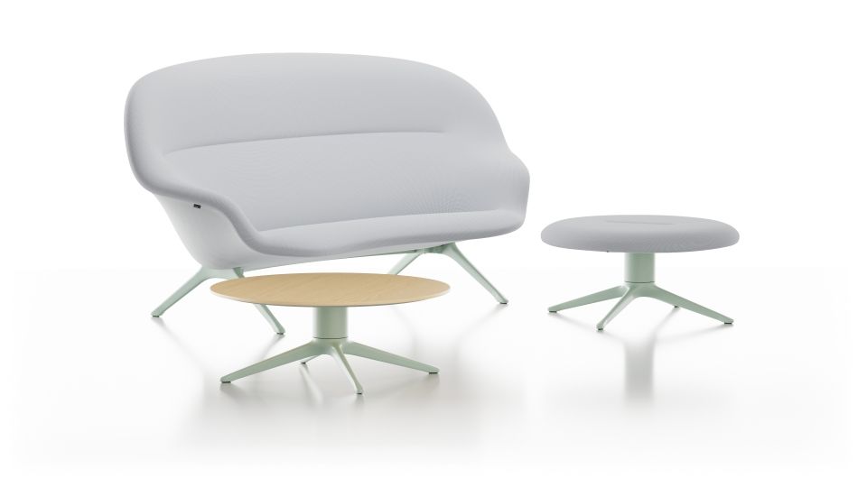 Vitra Abalon Sofa in Weiß mit passendem Hocker und kleinem Holztisch.