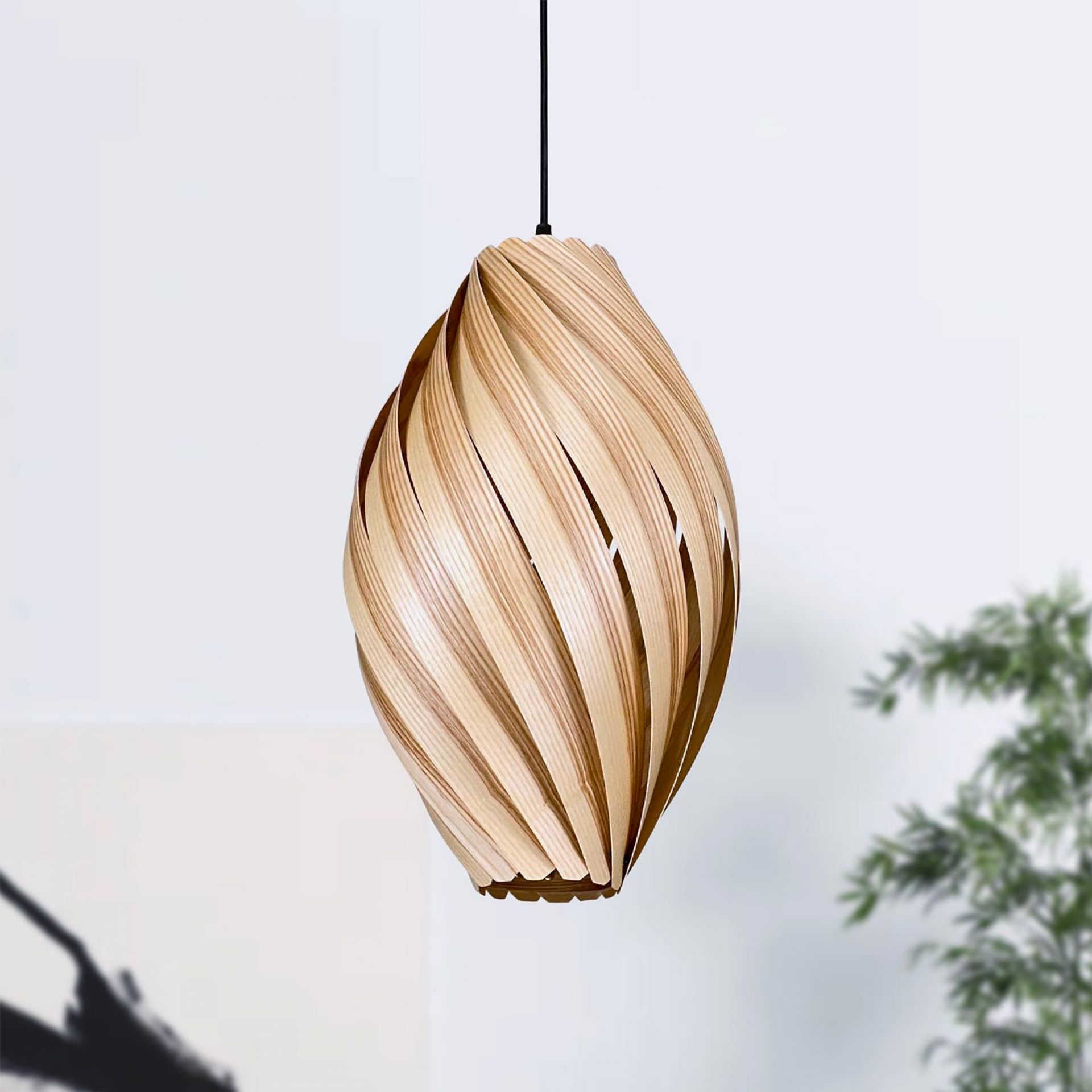 Ardére Hängeleuchte aus Olivesche: Runde, moderne Holzlampe für Wohnzimmer und Esszimmer.